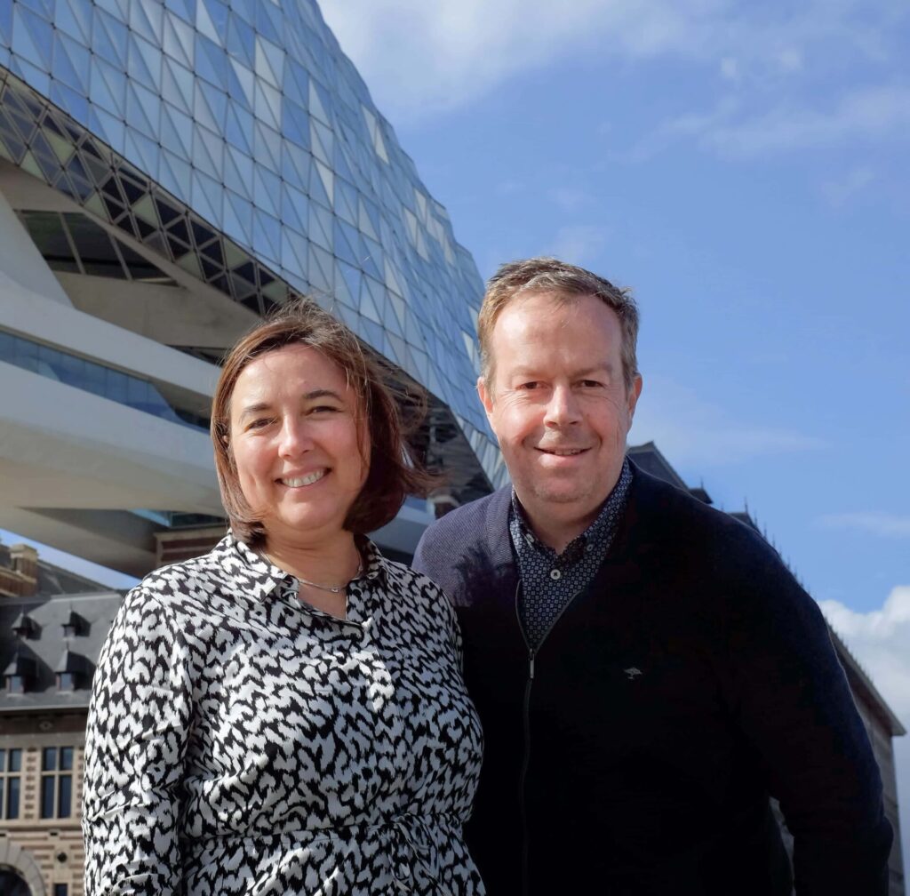 Nathalie Vinchent en Laurent Renard poseren voor het Havenhuis in Antwerpen